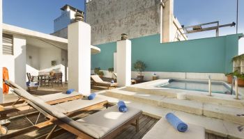 Piscine avec solarium sur la terrasse